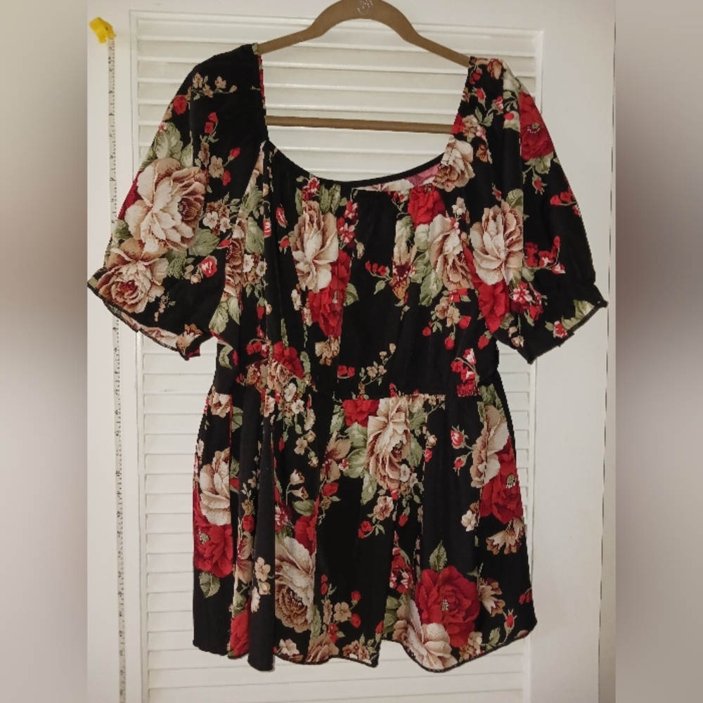 Shein curve 4xl blouse with square neckline and square back. Impressive waist.